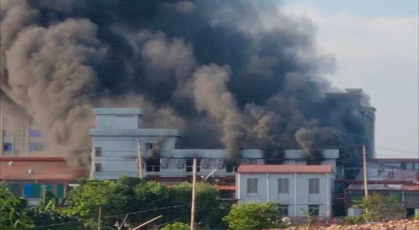 প্রাণ–আরএফএল গ্রুপের একটি কারখানায় আগুন জ্বলছে। শুক্রবার বিকেলে নরসিংদীর পলাশ উপজেলার ডাঙ্গা ইউনিয়নে